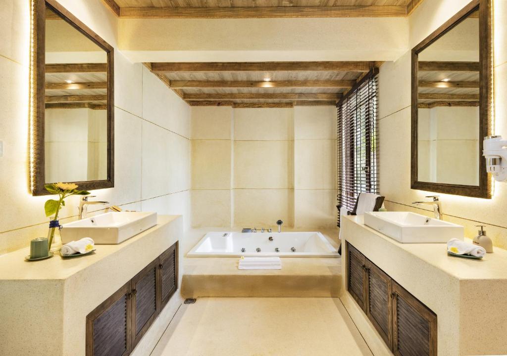 stelia-beach-resort-deluxe-villa-bathroom