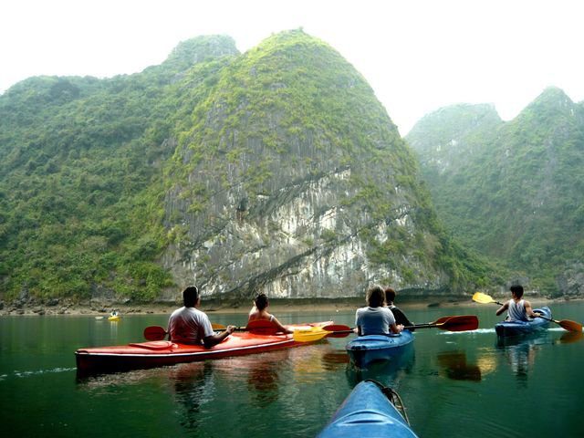 2013 06 28.09.39.48 kayaking lan ha bay2