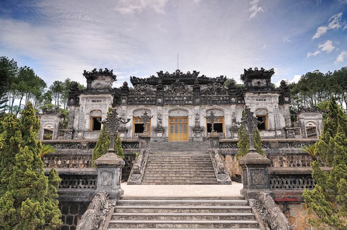 gia-thue-limousine-da-nang-di-lang-khai-dinh-hue