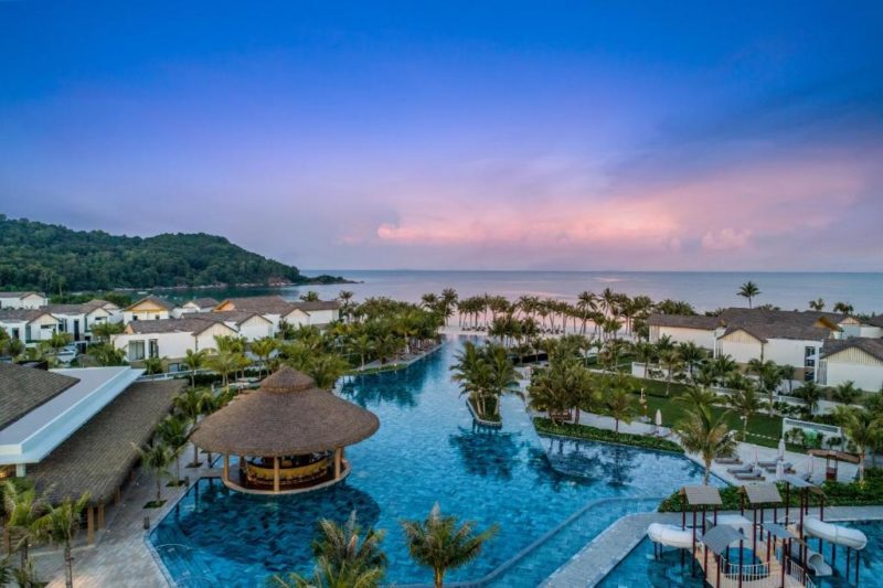 Đến với khách sạn, resort Phú Quốc 6 sao để tận hưởng những trải nghiệm đẳng cấp và thư giãn tuyệt vời. Tận hưởng không gian xanh mát, biển xanh tuyệt đẹp và các tiện nghi hiện đại để đem lại cho bạn những kỳ nghỉ đáng nhớ.