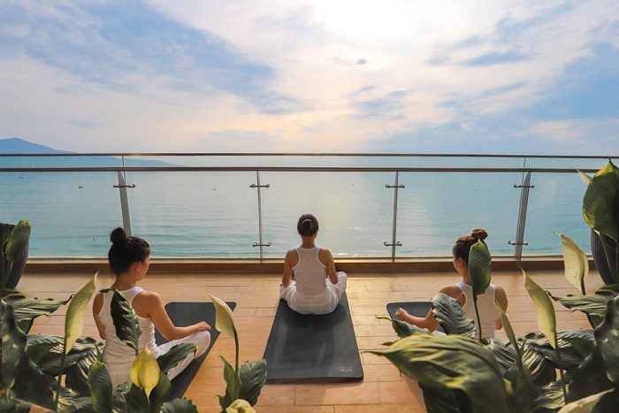 tap yoga tai TMS hotel da nang beach